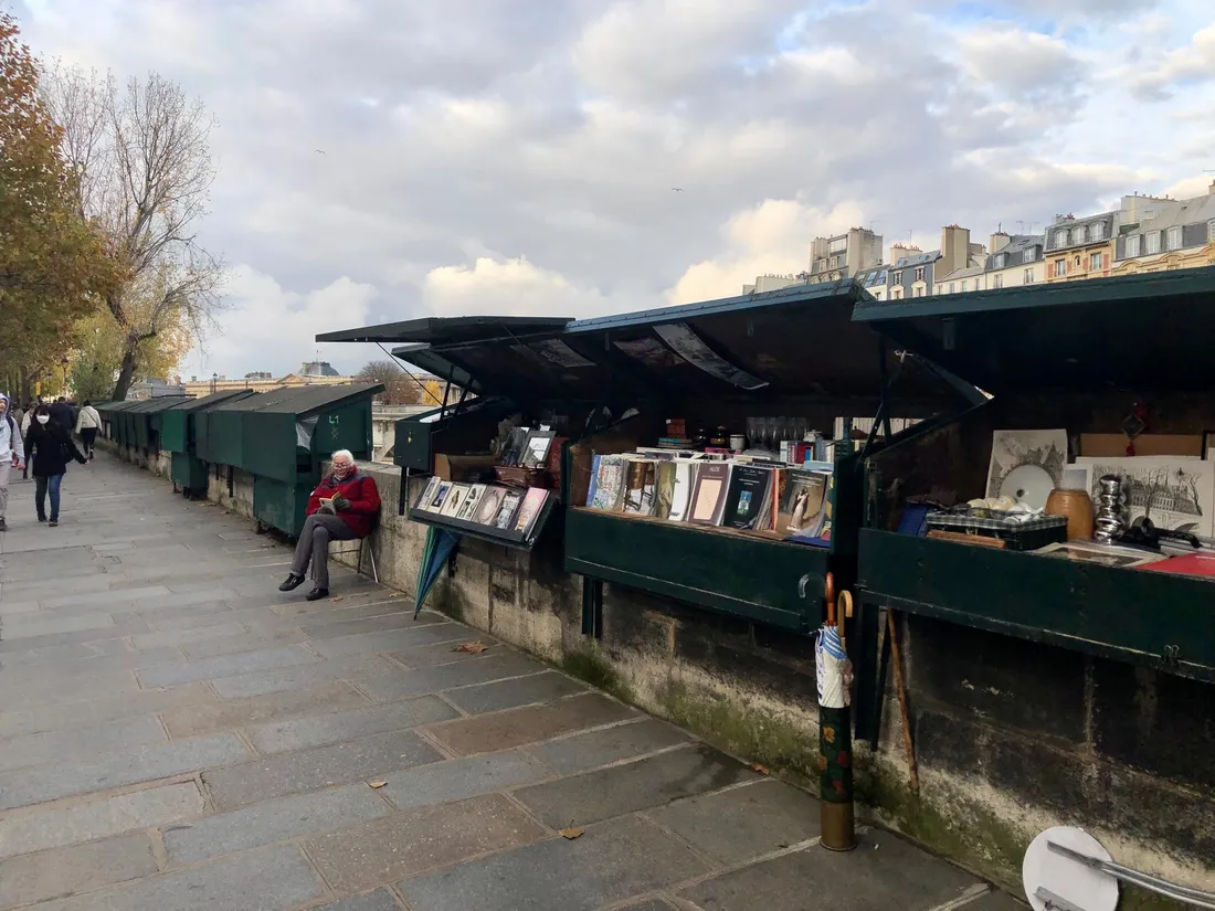 Une bouquiniste a ouvert sa boutique, quai des Grands Augustins, dans le 6e arrondissement de Paris.